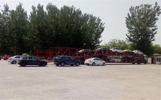 整车托运北京私家车停放在停车场内