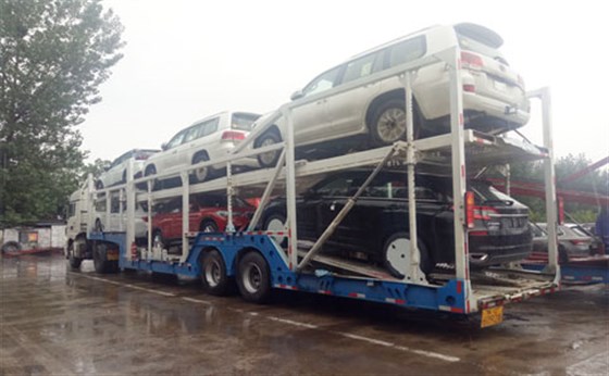 深圳小轿车托运公司运输车辆在雨天装好待发